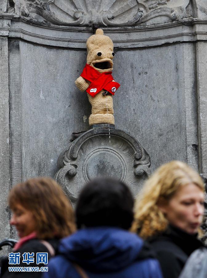 Manneken-Pis wear a condom-shape cloth to commemorate the World AIDS Day in Brussels, Belgium on Dec 1, 2012. (Xinhua/ Zhou Lei)