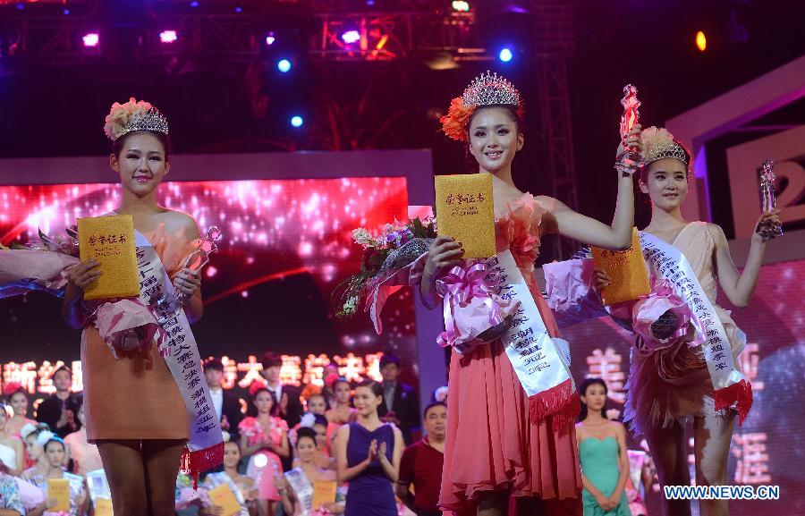 The winners of "popular model" pose for a group photo in a model competition in Sanya, south China's Hainan Province, Nov. 30, 2012. The final of the 20th New Silk Road Model Competition was held here on Friday. (Xinhua/Jin Liangkuai)