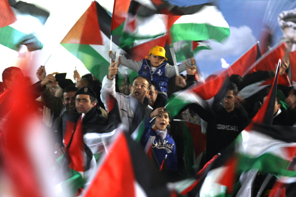 People take to the streets with Palestinian flags to cheer for Palestine’s gain of 'observing state' status at UN in the West Bank city of Ramallah, Nov. 29, 2012. (Xinhua/AFP)