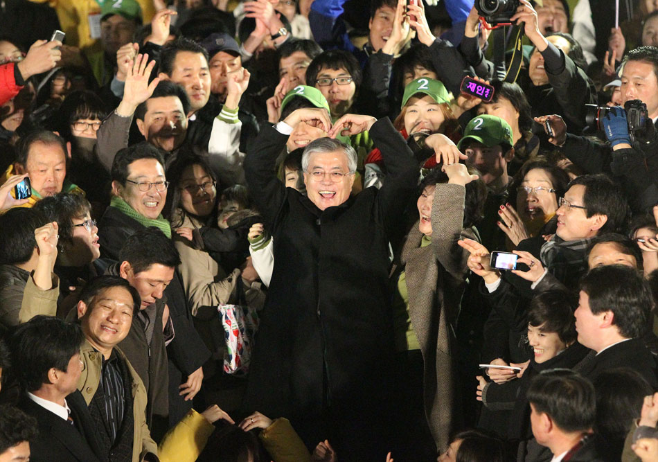 Moon Jae In (C), presidential candidate of South Korea’s main opposition Democratic United Party, is seen in an election campaign in capital Seoul, Nov. 27, 2012. (Photo/Xinhua)