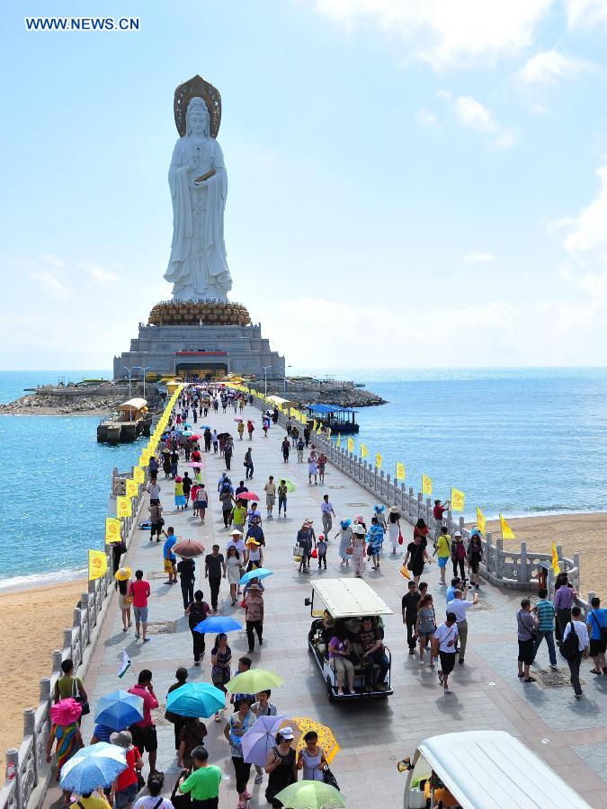 Tourists visit the Nanshan Temple resort in Sanya, south China's Hainan Province, Dec. 1, 2012. Sanya has always been a winter tourism preference thanks to its tropical climate. (Xinhua/Hou Jiansen)