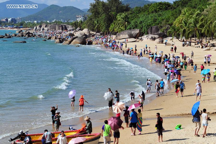 Tourists enjoy the seaside of Sanya, south China's Hainan Province, Dec. 1, 2012. Sanya has always been a winter tourism preference thanks to its tropical climate. (Xinhua/Hou Jiansen)