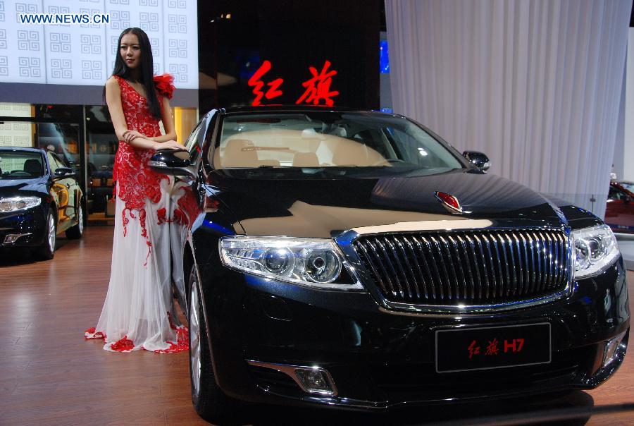 A car model presents a FAW-Hongqi car at the 10th China (Guangzhou) International Automobile Exhibition in Guangzhou, capital of south China's Guangdong Province, Dec. 2, 2012. The ten-day auto show, which kicked off on Nov. 23, 2012, closed on Sunday. (Xinhua/Yuan Hongwei)