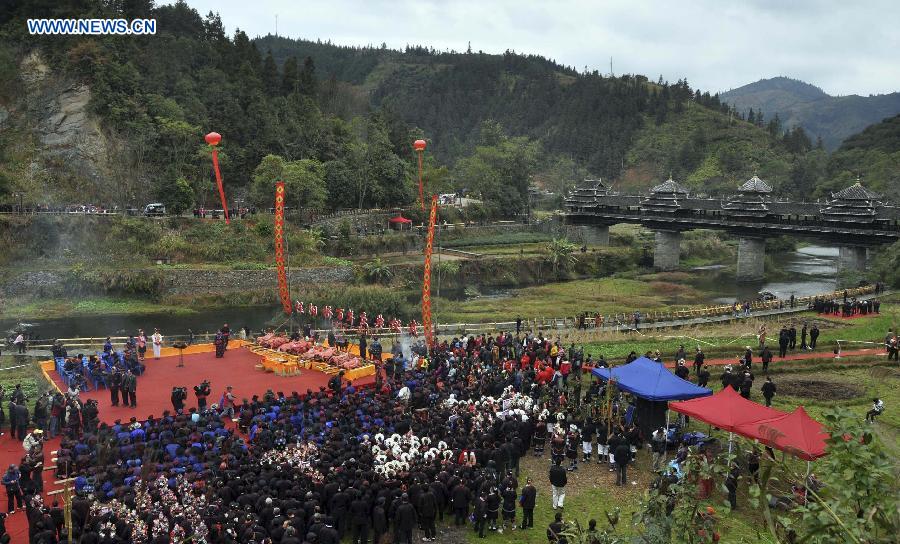 Photo taken on Dec. 1, 2012 shows an overview of a celebration ceremony marking the 100th anniversary of the completion of Chengyang Fengshui Bridge held in Sanjiang Dong Autonomous County, south China's Guangxi Zhuang Autonomous Region. (Xinhua/Lai Liusheng) 
