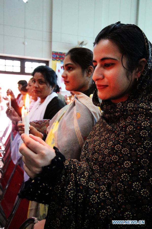 People hold candles during a ceremony to mark the World AIDS Day in southwest Pakistan's Quetta, Dec. 1, 2012. The World AIDS Day which is annually observed on Dec. 1, is dedicated to raising awareness of the AIDS pandemic caused by the spread of HIV infection. (Xinhua/Iqbal Hussain)