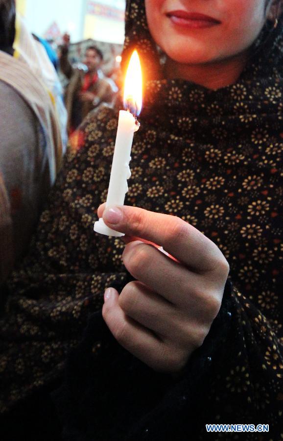 A Pakistani woman holds a candle during a ceremony to mark the World AIDS Day in southwest Pakistan's Quetta, Dec. 1, 2012. The World AIDS Day which is annually observed on Dec. 1, is dedicated to raising awareness of the AIDS pandemic caused by the spread of HIV infection. (Xinhua/Iqbal Hussain)