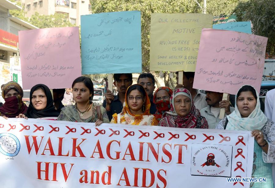 Pakistani people attend a rally to mark the World Aids Day in southern Pakistan's Hyderabad, Dec. 1, 2012. The World AIDS Day which is annually observed on Dec. 1, is dedicated to raising awareness of the AIDS pandemic caused by the spread of HIV infection. (Photo/Xinhua)