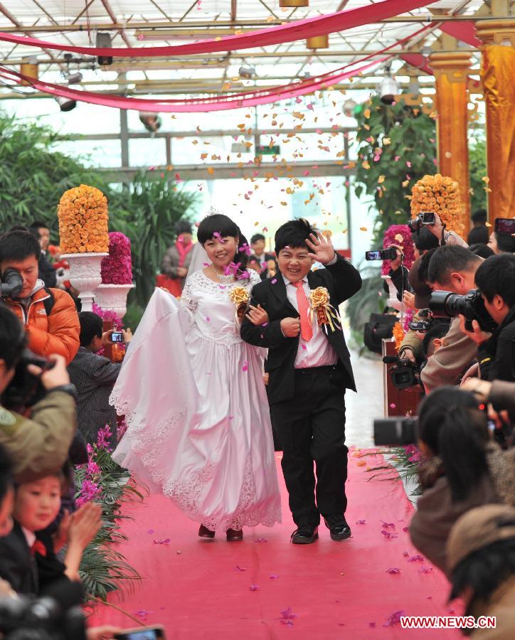 Seven couples who are about 126-centimeter-tall from a Beijing shadow play troupe attended the group wedding on Saturday. (Xinhua/Li Wen) 