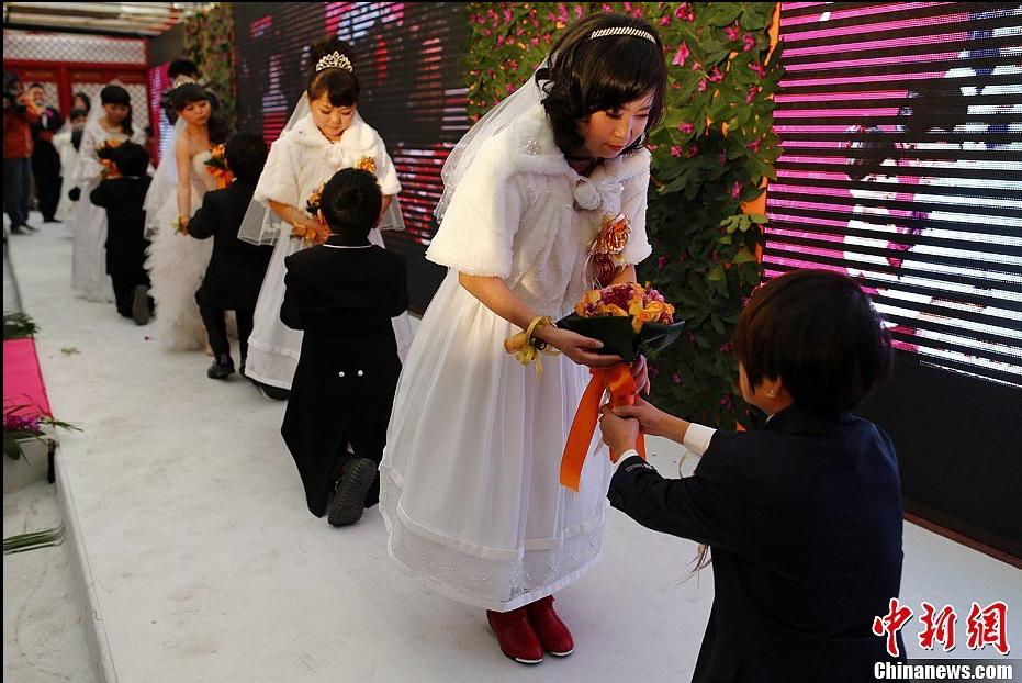 Seven couples who are about 126-centimeter-tall from a Beijing shadow play troupe attended the group wedding on Saturday. (Chinanews.com/Fu Tian) 