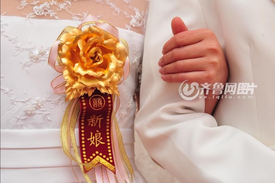 Seven couples who are about 126-centimeter-tall from a Beijing shadow play troupe attended the group wedding on Saturday. (iqilu.com/Zhang Xiaobo) 