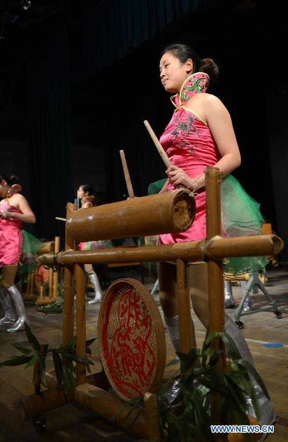 Actresses of an eco-bamboo band play bamboo instruments in Chongyi County, east China's Jiangxi Province, Dec. 1, 2012. (Xinhua/Zhou Ke)