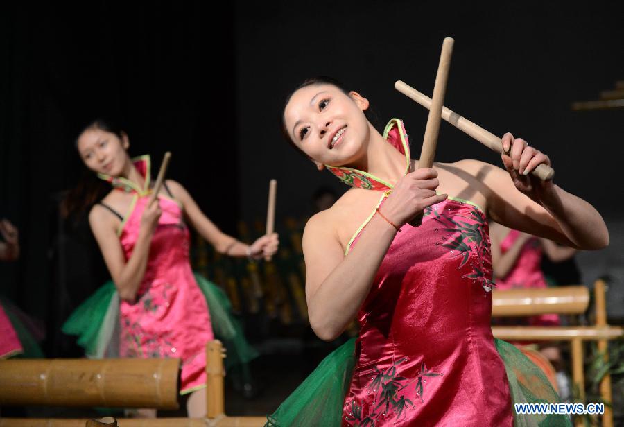 Actresses of an eco-bamboo band play bamboo instruments in Chongyi County, east China's Jiangxi Province, Dec. 1, 2012. (Xinhua/Zhou Ke) 