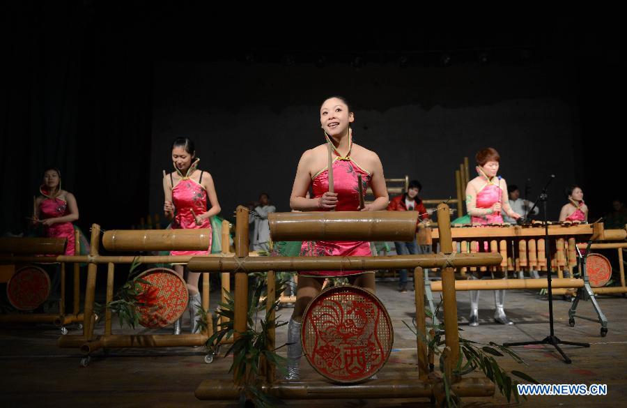 Actresses of an eco-bamboo band play bamboo instruments in Chongyi County, east China's Jiangxi Province, Dec. 1, 2012. (Xinhua/Zhou Ke) 