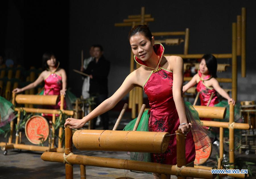 Actresses of an eco-bamboo band play bamboo instruments in Chongyi County, east China's Jiangxi Province, Dec. 1, 2012. (Xinhua/Zhou Ke)