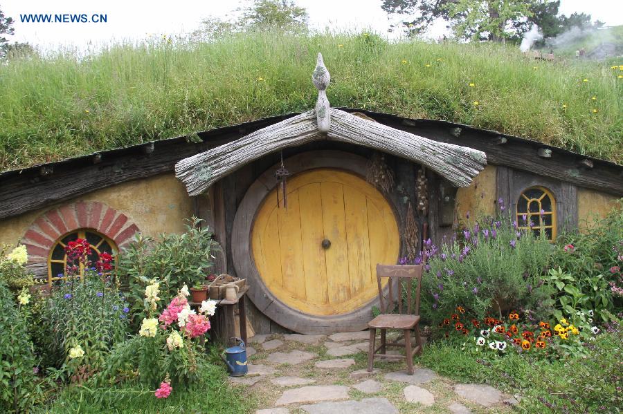 Photo taken on Nov. 29, 2012 shows a Hobbit hole at Hobbiton on the Alexander family farm near New Zealand's north island town of Matamata. The film set of "The Hobbit: An Unexpected Journey" is such fantastic in the rolling countryside that closely resembled the "Shire" in the popular classics by J.R.R Tolkien, attracting a lot of fans and tourists. (Xinhua/Liu Jieqiu)