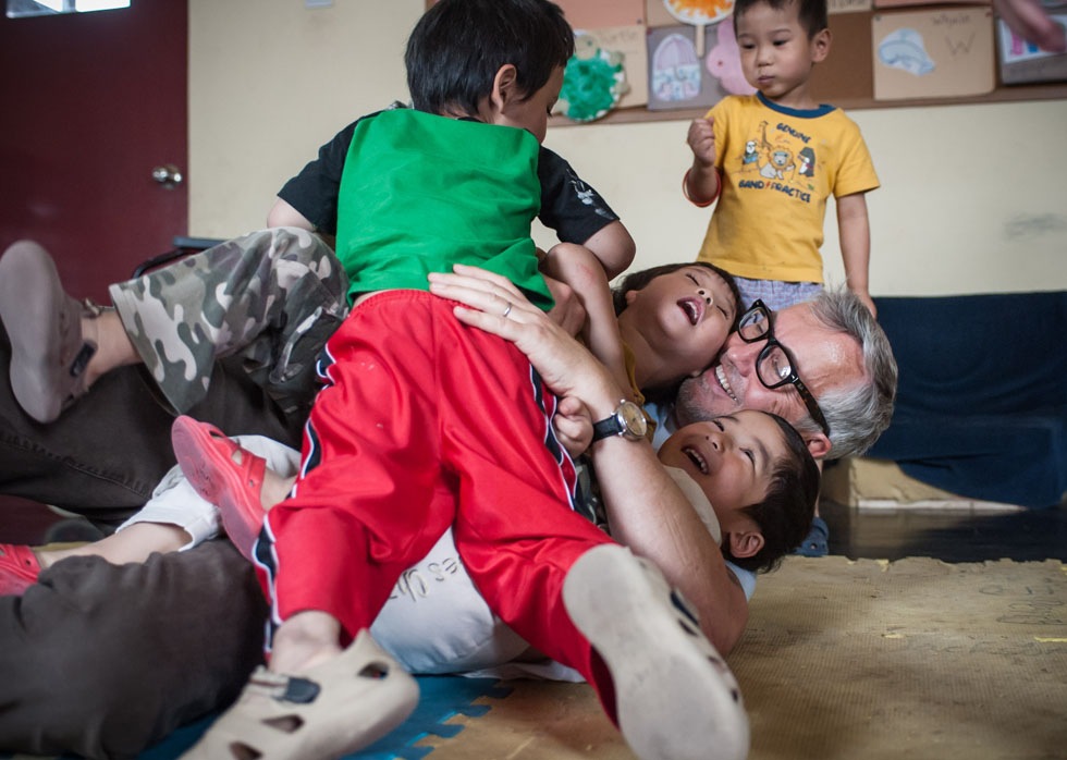 Tim Baker play with kids at the Shepherd's Field in Tianjin, north China, May 29, 2012.(Xinhua/Zhang Chaoqun)