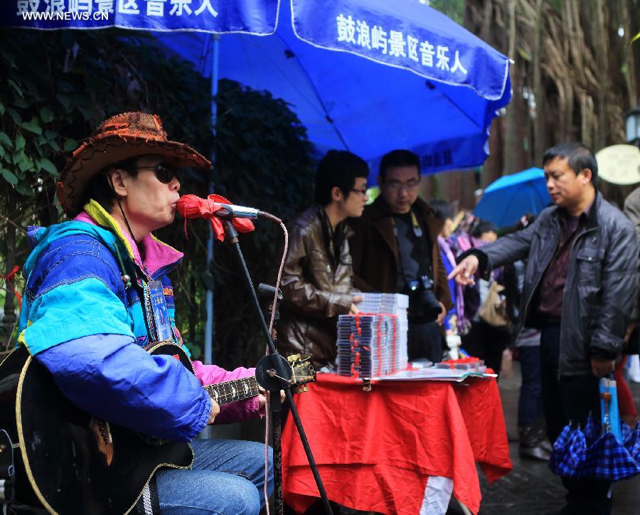 A street guitarist gives performance on Gulangyu Island, a tourist resort in Xiamen, southeast China's Fujian Province, Dec. 1, 2012. (Xinhua/Zhang Weiguo) 