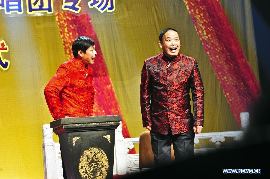 Liu Wei (L) and Zhao Weizhou perform a comic dialog during the 2012 Beijing international humor art week in Beijing, capital of China, Dec. 1, 2012. (Xinhua/Wang Jingsheng) 