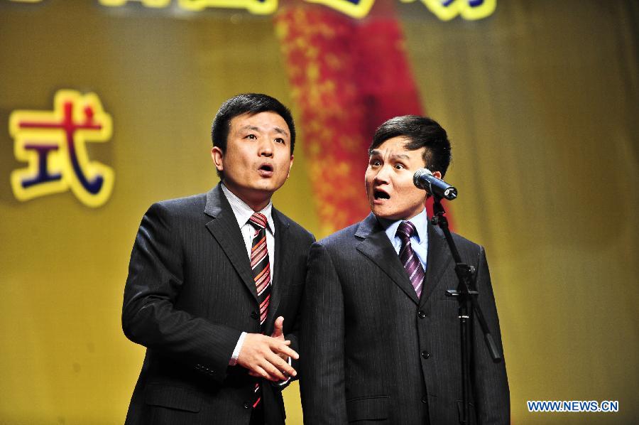 Li Weijian (R) and Wu Bin perform a comic dialog during the 2012 Beijing international humor art week in Beijing, capital of China, Dec. 1, 2012. (Xinhua/Wang Jingsheng)