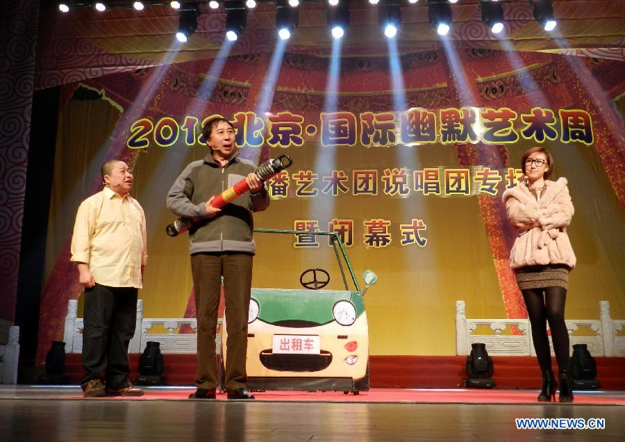 Feng Gong (C) , Wang Hongkun (L) and Song Ning perform a comic dialog during the 2012 Beijing international humor art week in Beijing, capital of China, Dec. 1, 2012. (Xinhua/Wang Zhen)