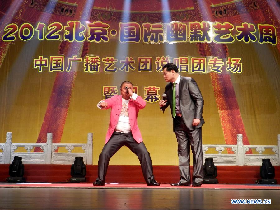 Sui Feng (L) and Wang Tong perform a comic dialog during the 2012 Beijing international humor art week in Beijing, capital of China, Dec. 1, 2012. (Xinhua/Wang Zhen)