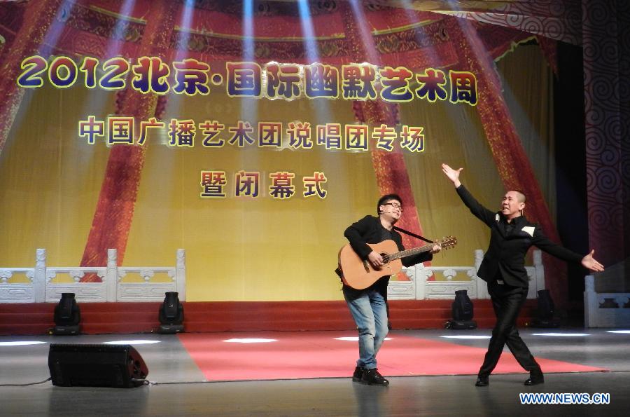 Bai Kai Nan (L) and Han Lei perform a comic dialog during the 2012 Beijing international humor art week in Beijing, capital of China, Dec. 1, 2012. (Xinhua/Wang Zhen) 