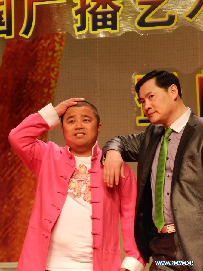 Sui Feng (L) and Wang Tong perform a comic dialog during the 2012 Beijing international humor art week in Beijing, capital of China, Dec. 1, 2012. (Xinhua/Wang Zhen) 