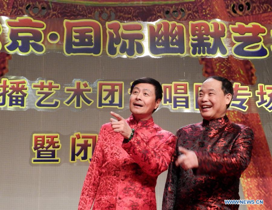 Liu Wei (L) and Zhao Weizhou perform a comic dialog during the 2012 Beijing international humor art week in Beijing, capital of China, Dec. 1, 2012. (Xinhua/Wang Zhen) 