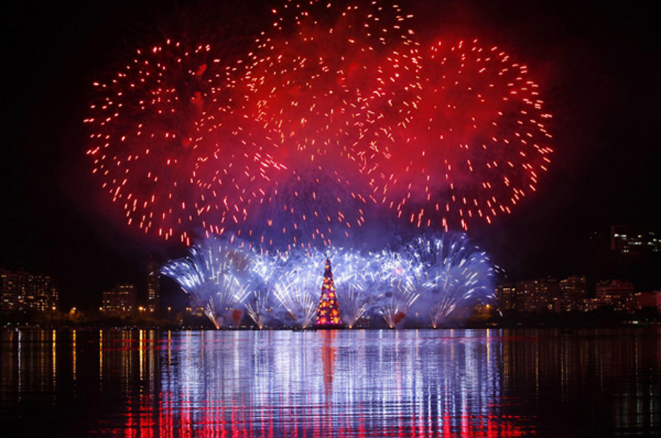 Fireworks explode from a Christmas tree during the lighting ceremony at Rodrigo de Freitas Lake in Rio de Janeiro Dec 1, 2012 (Photo/Chinadaily)