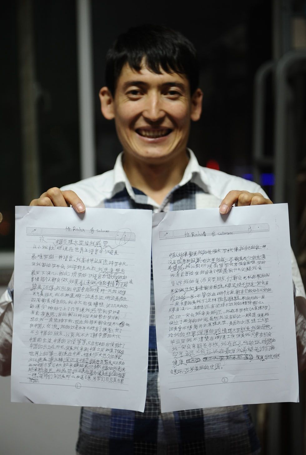 Salman Raha displays an essay written by himself in Chinese at Taiyuan University of Technology in Taiyuan, capital of north China's Shanxi Province, June 14, 2012. 