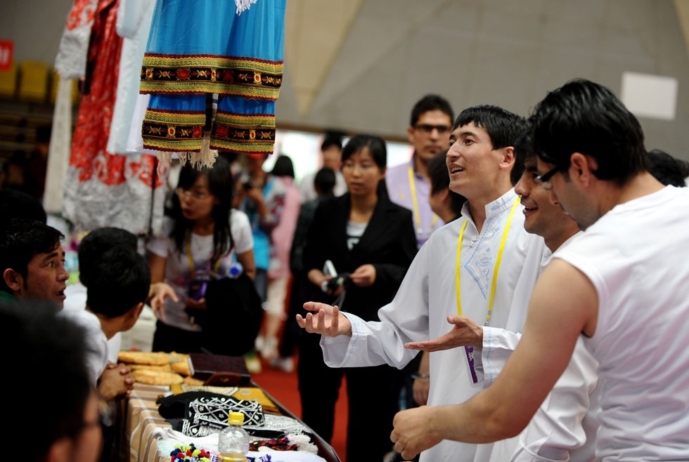 Salman Raha (3rd R) introduces Afghan goods to Chinese students at Taiyuan University of Technology in Taiyuan, capital of north China's Shanxi Province, May 18, 2012.