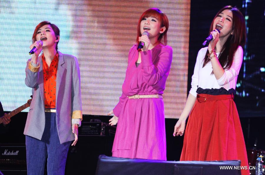 Singers Ella (L), Selina (C) and Hebe of the group S.H.E. sing during a concert for an activity "2012 Urban Simple Life" in Taipei, southeast China's Taiwan, Dec. 2, 2012. (Xinhua)