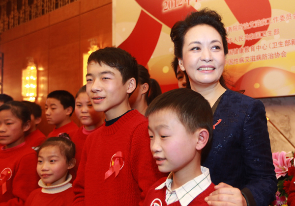 Celebrated vocalist Peng Liyuan, a WHO ambassador for the fight against AIDS and a publicity representative of China's Health Ministry for AIDS control, attends an anti-AIDS program on 25th World AIDS Day on Saturday. [Photo by Cui Meng/China Daily]