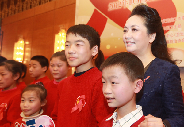 Celebrated vocalist Peng Liyuan, a WHO ambassador for the fight against AIDS and a publicity representative of China's Health Ministry for AIDS control, attends an anti-AIDS program on 25th World AIDS Day on Saturday. [Photo by Cui Meng/China Daily]