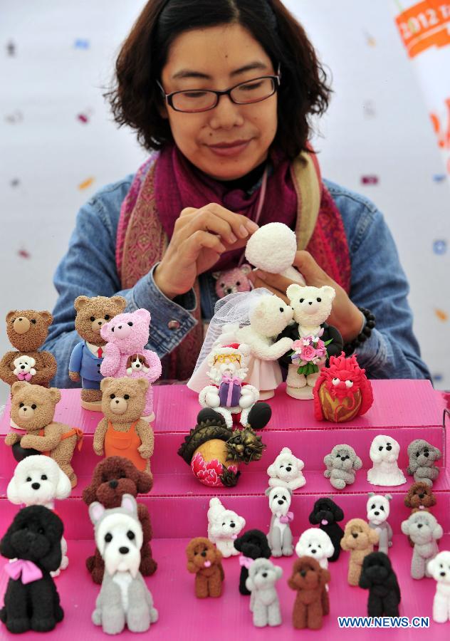 Street artist Chiu Shu-chun creates clay animal statues at a street entertainers' carnival held in the Songshan Cultural and Creative Park in Taipei, southeast China's Taiwan, Dec. 1, 2012. More than 40 street entertainment individuals and groups attended the two-day carnival which opened Saturday in Taipei. (Xinhua/Wu Ching-teng)
