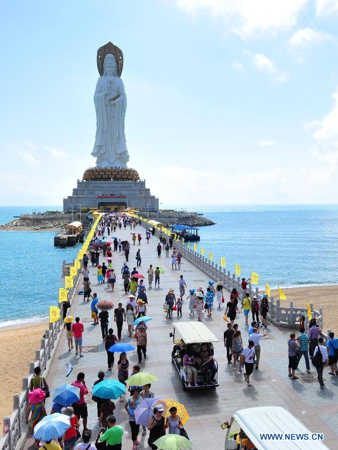 Tourists visit the Nanshan Temple resort in Sanya, south China's Hainan Province, Dec. 1, 2012. Sanya has always been a winter tourism preference thanks to its tropical climate. (Xinhua/Hou Jiansen)