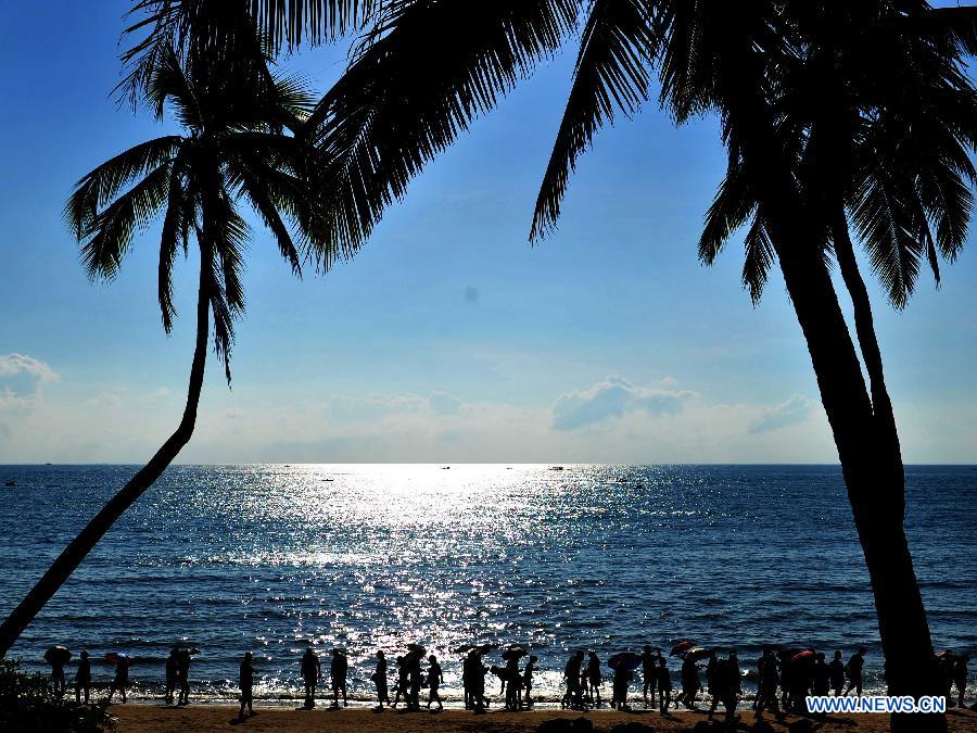 Tourists enjoy the seaside of Sanya, south China's Hainan Province, Dec. 1, 2012. Sanya has always been a winter tourism preference thanks to its tropical climate. (Xinhua/Hou Jiansen)