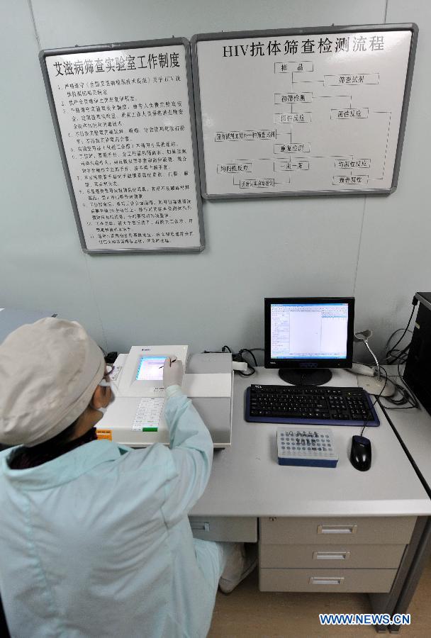 A doctor conducts HIV antibody test at the Yunnan HIV/AIDS Care Center in Anning City, southwest China's Yunnan Province, Dec. 1, 2012. (Xinhua/Lin Yiguang)