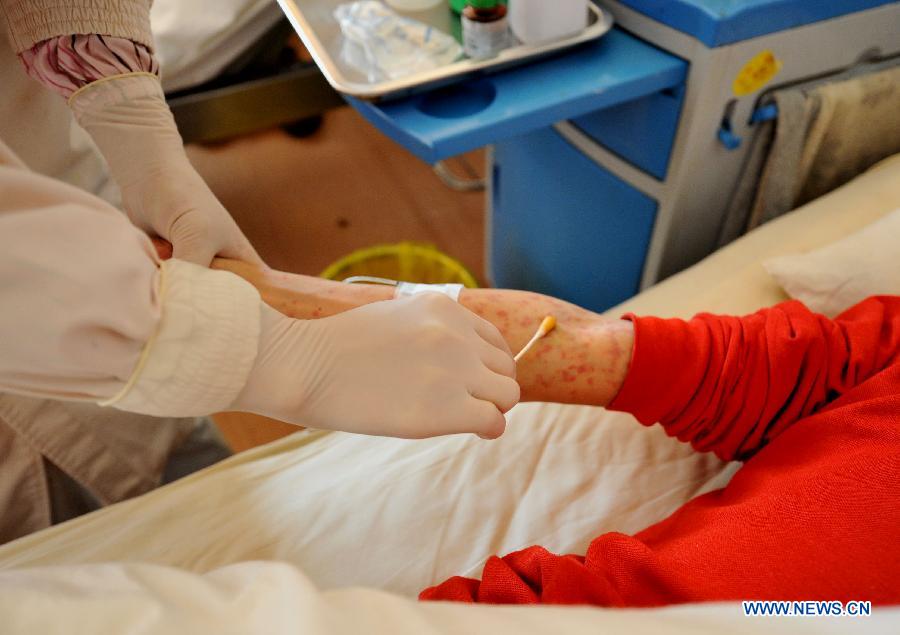 A doctor gives injection for a HIV/AIDS patient who is severely ill at the Yunnan HIV/AIDS Care Center in Anning City, southwest China's Yunnan Province, Dec. 1, 2012. (Xinhua/Lin Yiguang)