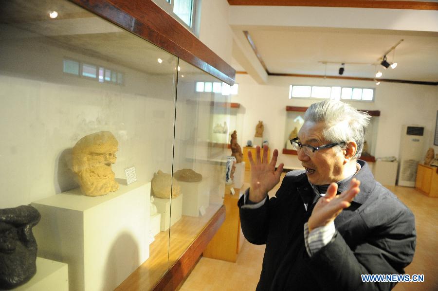 Renowned sculptor Zhou Guozhen introduces his works in his own gallery in Jingdezhen, east China's Jiangxi Province, Dec. 2, 2012. (Xinhua/Zhang Junhe) 