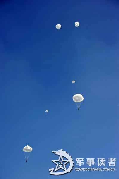 A brigade under the Nanjing Military Area Command (MAC) of the Chinese People's Liberation Army (PLA) organizes parachute training, including the subjects of armed parachute and night parachute training, in a bid to enhance the overall combat capability of the troop unit. (reader.chinamil.com.cn/Xu Jungang)