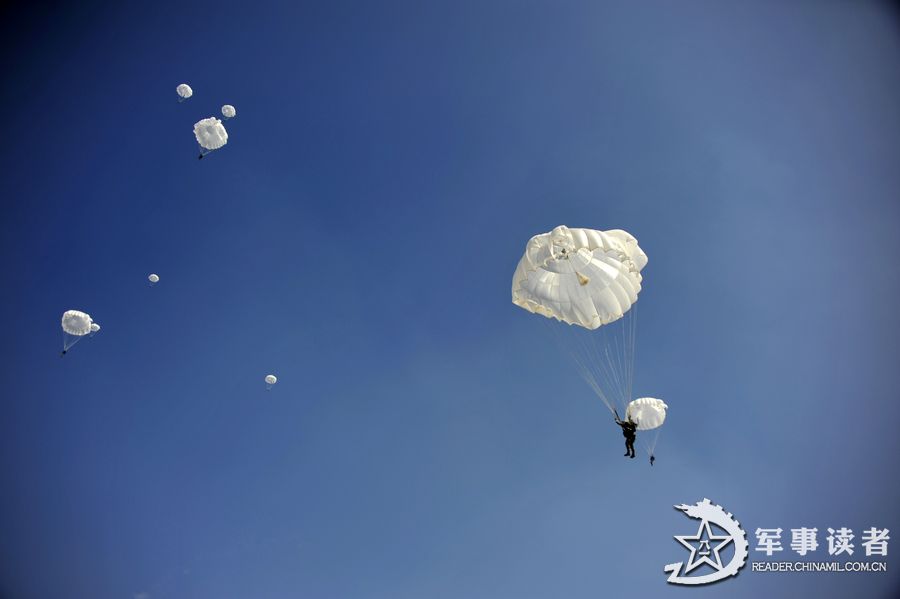 A brigade under the Nanjing Military Area Command (MAC) of the Chinese People's Liberation Army (PLA) organizes parachute training, including the subjects of armed parachute and night parachute training, in a bid to enhance the overall combat capability of the troop unit. (reader.chinamil.com.cn/Xu Jungang)