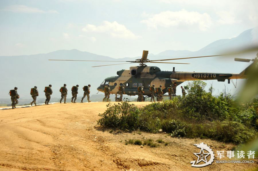 A brigade under the Nanjing Military Area Command (MAC) of the Chinese People's Liberation Army (PLA) organizes parachute training, including the subjects of armed parachute and night parachute training, in a bid to enhance the overall combat capability of the troop unit. (reader.chinamil.com.cn/Xu Jungang)