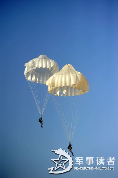 A brigade under the Nanjing Military Area Command (MAC) of the Chinese People's Liberation Army (PLA) organizes parachute training, including the subjects of armed parachute and night parachute training, in a bid to enhance the overall combat capability of the troop unit. (reader.chinamil.com.cn/Xu Jungang)
