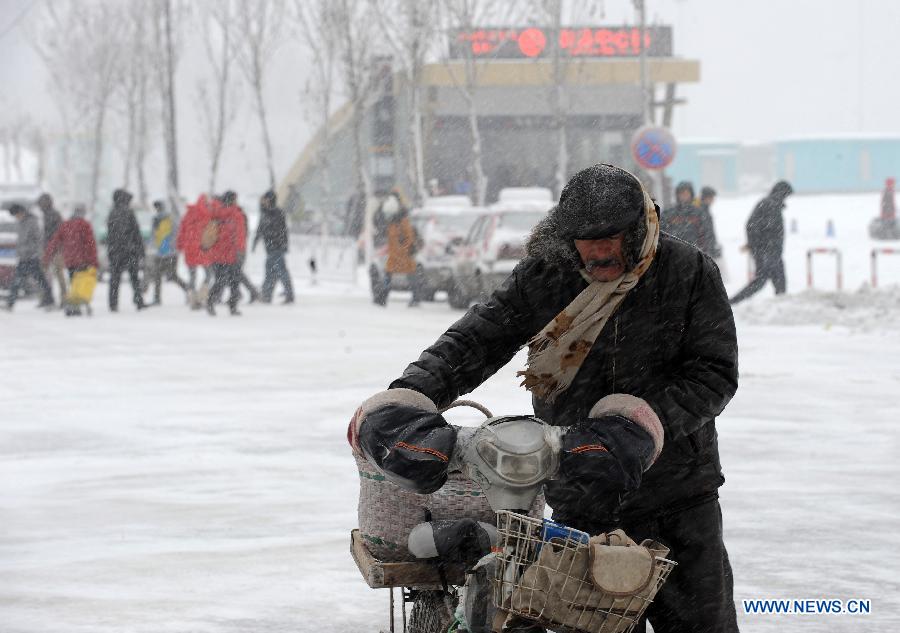 A man walks hard amid snowstorm in Shenyang, capital of northeast China's Liaoning Province, Dec. 3, 2012. Liaoning Province issued a red alert for snowstorm on Monday morning, while closing an airport and expressways in the provincial capital of Shenyang. (Xinhua/Li Gang) 