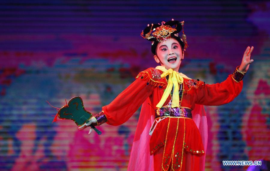 A primary school student performs during the awarding ceremony of a Chinese opera contest for students at the National Academy of Chinese Theatre Arts in Beijing, capital of China, Dec. 2, 2012. About 2,000 students participated in the contest. (Xinhua/Duan Zhuoli) 