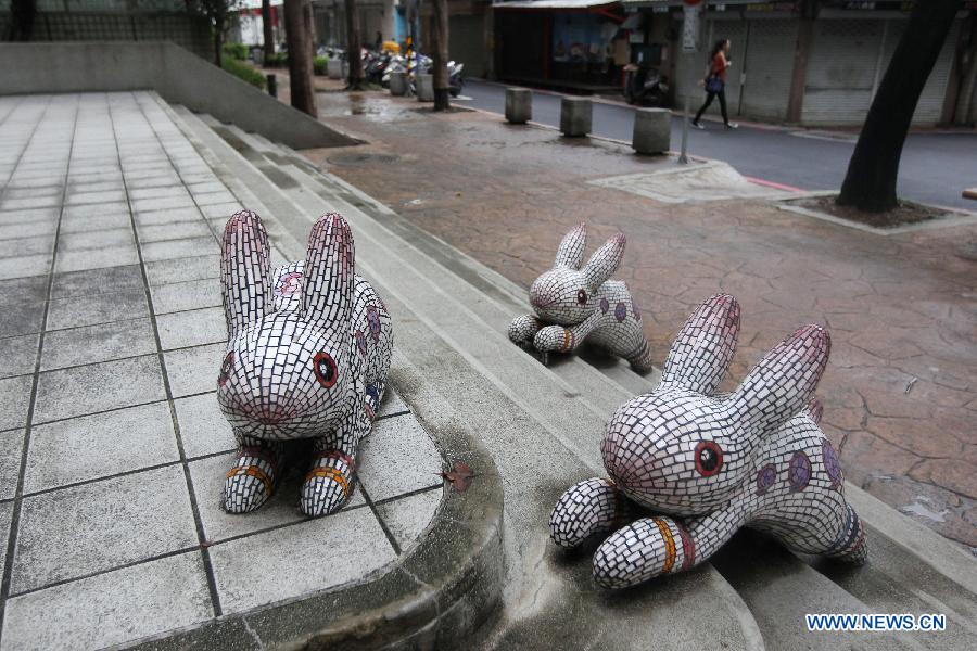 Photo taken on Nov. 17, 2012 shows rabbit sculptures presented at the corner of a street in Taipei, southeast China's Taiwan. (Xinhua/Xing Guangli)