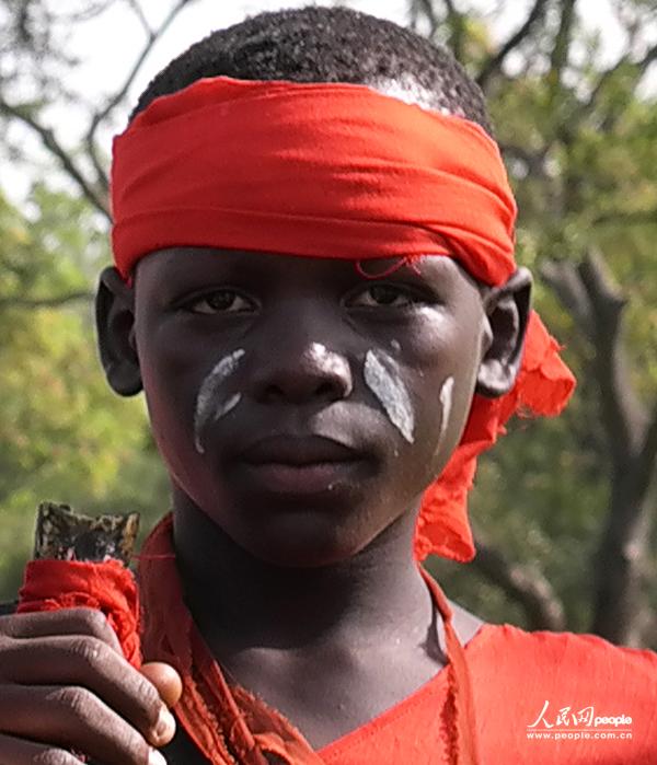 A Boy with paints on his face.(People's Daily Online/ Li Liang)