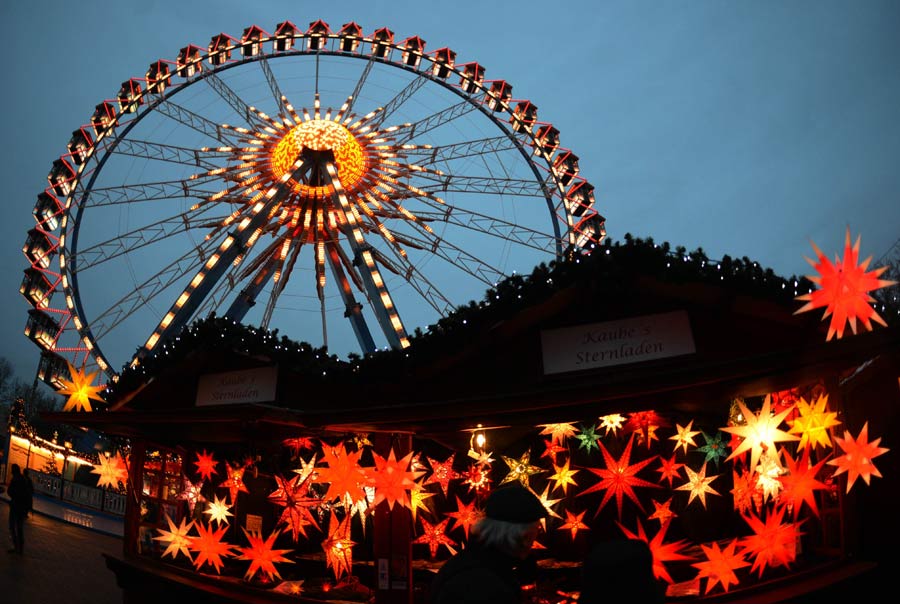 A ferris wheel is pictured at a Christmas market during the opening day in Berlin's Mitte district next to the television tower and the town hall November 28, 2012.  (Xinhua/AFP Photo)