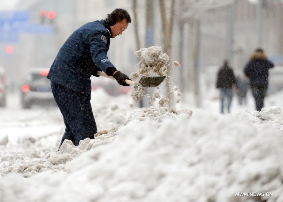 A man clears the snow at a street in Shenyang, capital of northeast China's Liaoning Province, Dec. 3, 2012. Snow fell in most parts of the northeast of China, and local area had a blizzard. Liaoning Province issued a continuous blizzard warning signal from early Monday morning, while issuing the first alert for the blizzard at Shenyang and other areas. (Xinhua) 